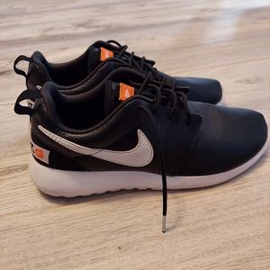 Nike Roshe Run Black And Orange Size 8 Women's